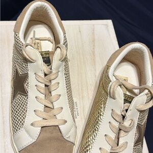 Vintage Havana Stylish Women's Sneakers in Cream and Gold